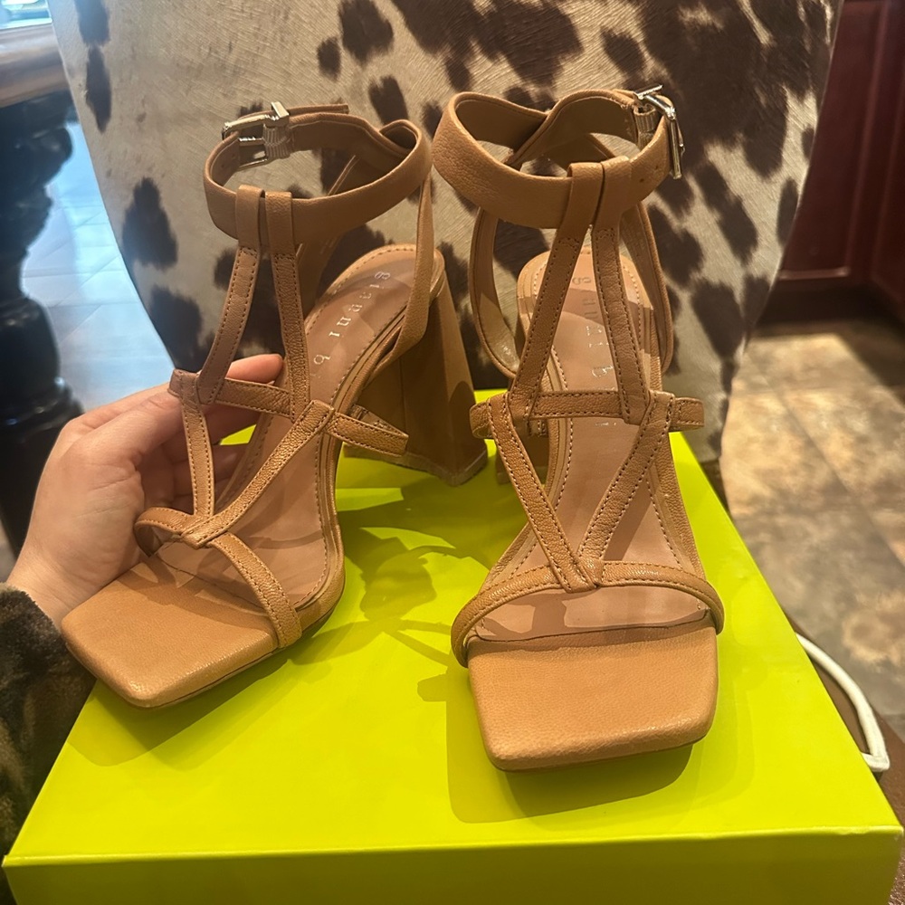 NEW nude Gianni Bini Tan Strappy T‑Bar Block Heel Sandals